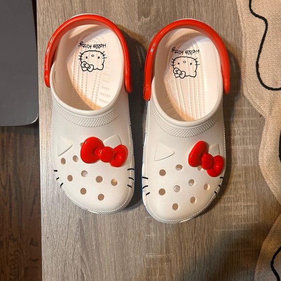 Hello Kitty Crocs - Picture 6 of 10